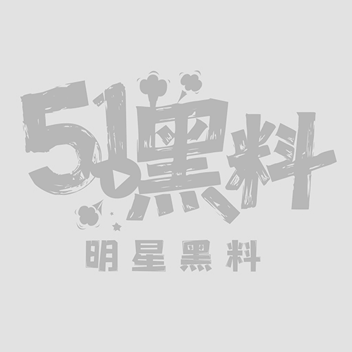香香公主身穿红色蕾丝内衣与棕色犬类接触4